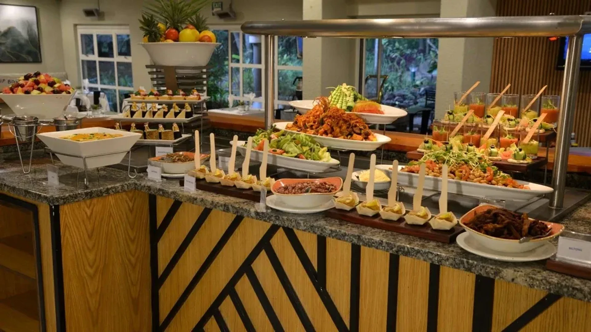 Garden-side plates, unhurried meals image 7